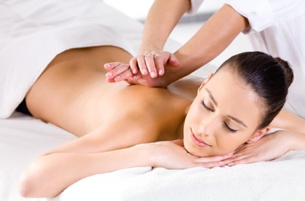 Rückenmassage Kittys Thaimassage Frau bekommt angenehme Rückenmassage