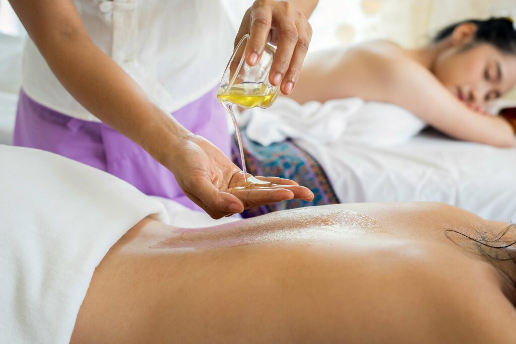 Header Massage mit Öl Rücken mit Massageöl begießen