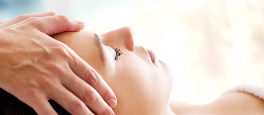 header migraenemassage Frau erhält Antimigräne Massage