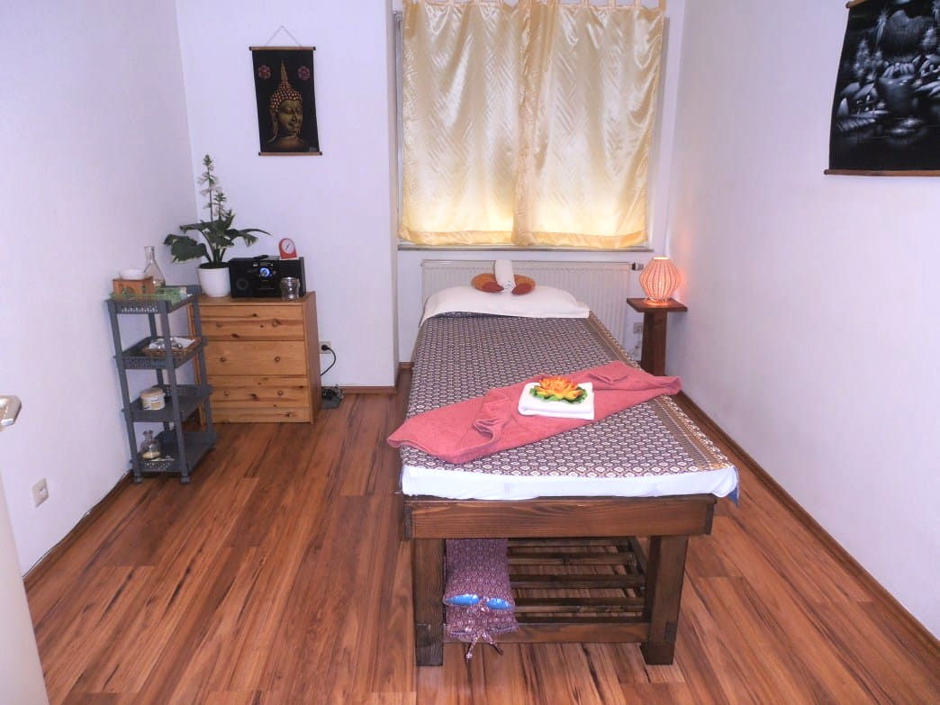 Ein sehr sauberer und aufgeräumter Massageraum für eine Einzelmassage bei Kitty's Thai Massage in Stuttgart.