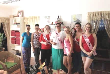 Gruppenfoto von Besuchern bei Kittys Thai Massage.