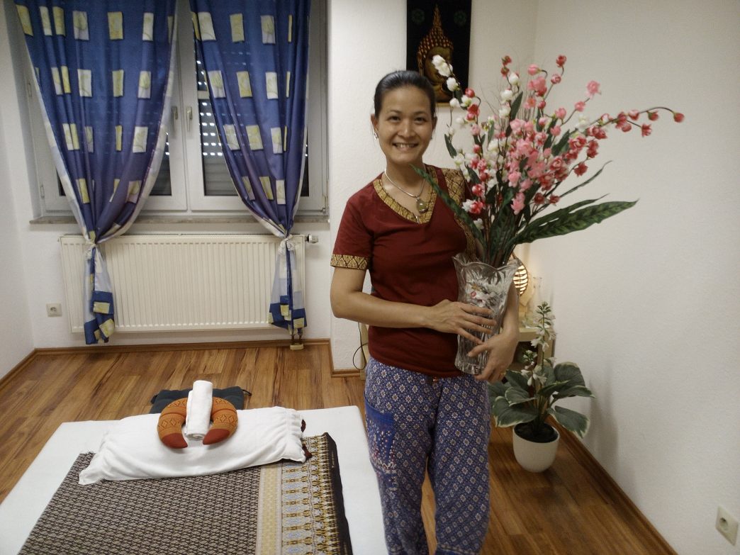 Kitty Kammer von Kitty's Thai Massage in Stuttgart mit Blumen.