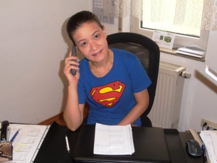 Kitty Kammer am Telefon in ihrem Büro.