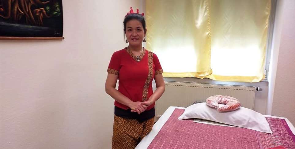 Kitty Kammer in ihrem Massagestudio in Stuttgart in einem Massageraum.