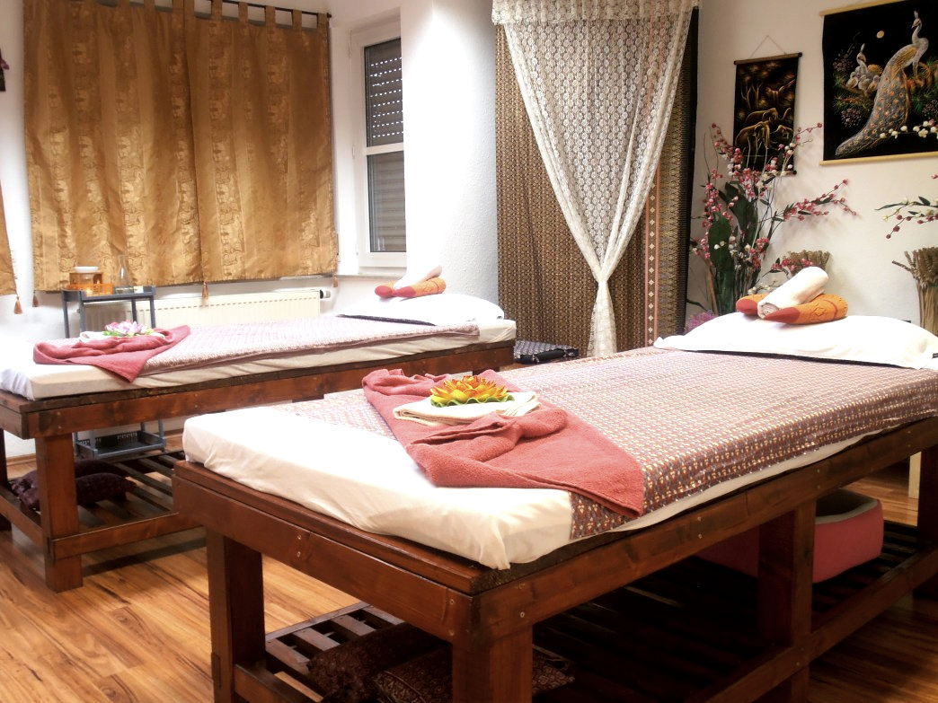 Zwei Massageliegen in einem thailändisch dekorierten Raum bei Kitty's Thai Massage in Stuttgart.