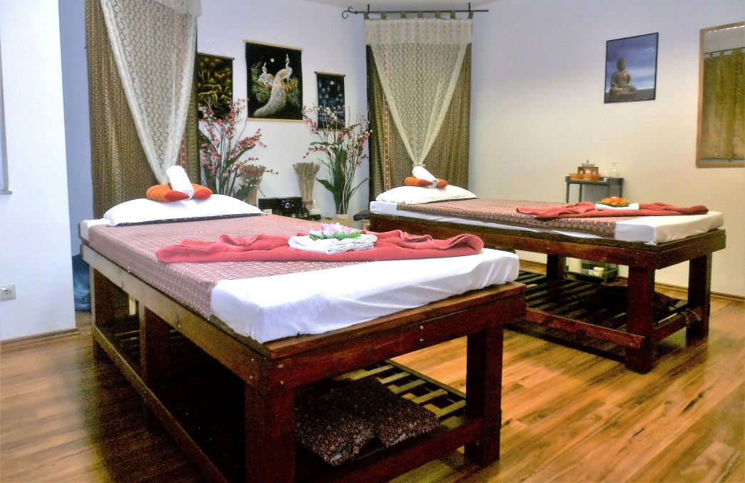 Zwei Massageliegen in einem thailändisch dekorierten Raum bei Kitty's Thai Massage in Stuttgart.