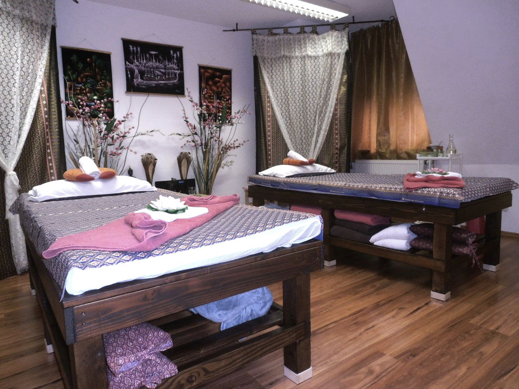 Zwei Massageliegen in einem thailändisch dekorierten Raum bei Kitty's Thai Massage in Stuttgart.