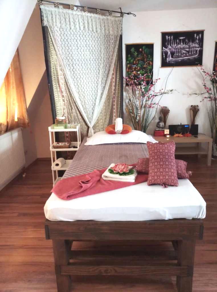 Eine Massageliege in einem thailändisch dekorierten Raum bei Kitty's Thai Massage in Stuttgart.