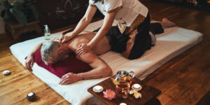 Ein Mann erhält eine Thai Rückenmassage, deren Preise sehr günstig sind und der Gesundheit helfen.