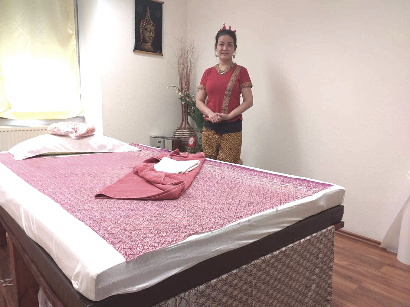 Kitty Kammer vor einer schön vorbereiteten Massageliege..