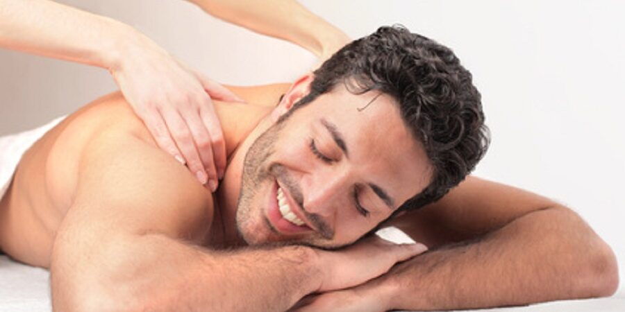 Ein Mann lächelt bei einer traditionellen Thai Massage.