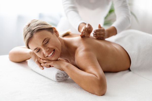 sommer thaiu massage Eine junge Frau genießt eine Sommermassage bei Kitty in Stuttgart.